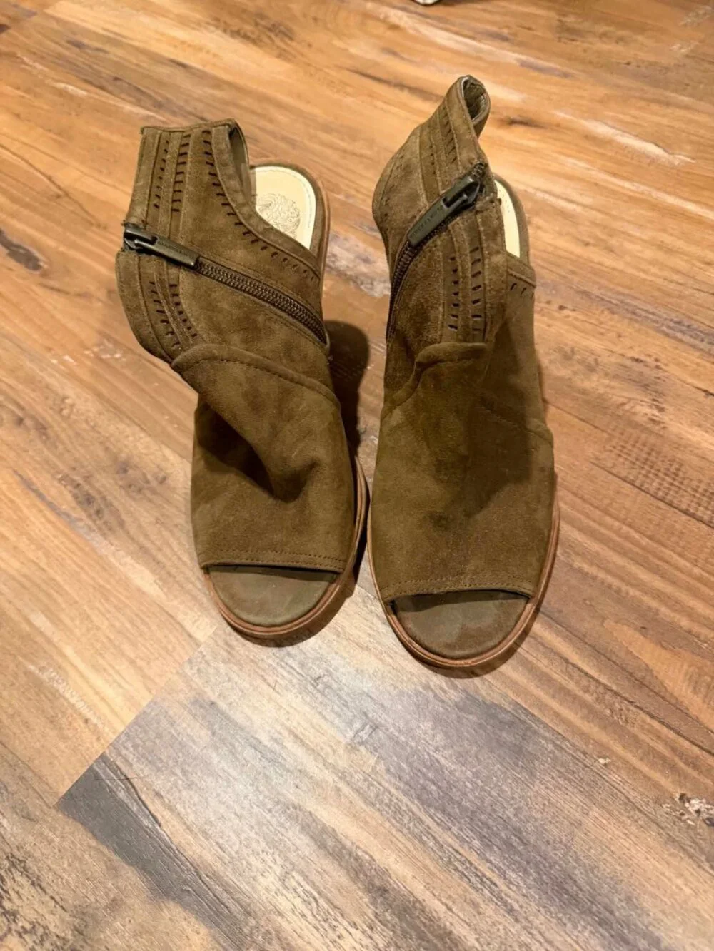 Vince Camuto green signs